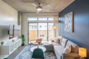 Posh 2BD - Central DT - Gym, Pool, Parking -Sleep 8